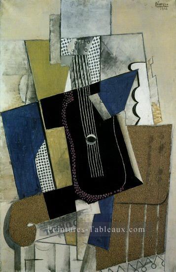 Guitare et journal 1915 cubisme Pablo Picasso Peintures à l'huile